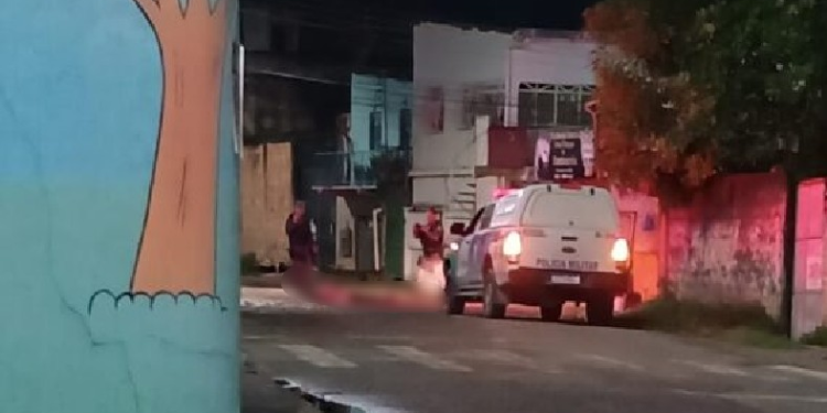 C3nas f0rt3s: Após barulho de t1r0s, c0rp0 de homem com a bermuda abaixada é encontrado em Manaus