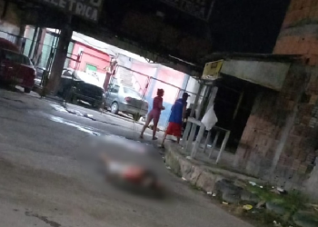 Em Manaus, moradores pensam que homem está bêbado e descobrem que ele foi m0rt0 no meio da rua