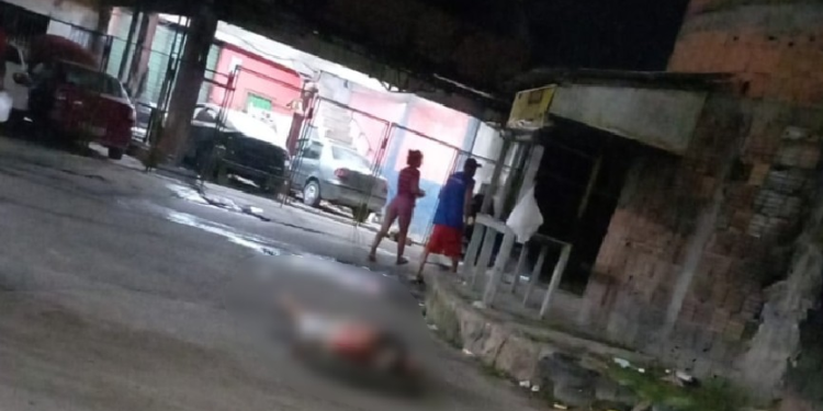 Em Manaus, moradores pensam que homem está bêbado e descobrem que ele foi m0rt0 no meio da rua