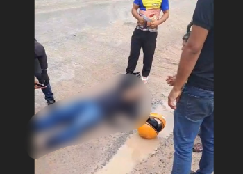 Vídeo: Motociclista c0l1de com caminhão e ele fr@tura a perna em Manaus