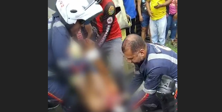 Vídeo: Motociclista tem fr@tura após ser atingido por carro em frente ao shopping Sumaúma