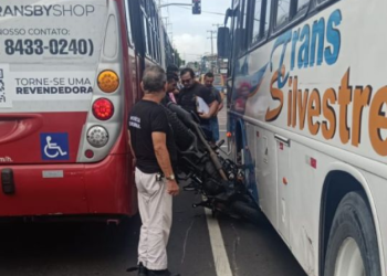 Por pouco motoqueiro não m0rr3 imprensado entre ônibus na Zona Leste de Manaus