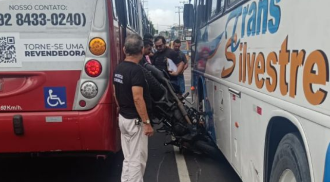Por pouco motoqueiro não m0rr3 imprensado entre ônibus na Zona Leste de Manaus