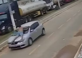 Vídeo: bêbado joga tijolo no carro da esposa e acaba levado por ela no capô do carro