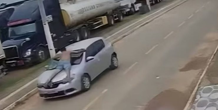 Vídeo: bêbado joga tijolo no carro da esposa e acaba levado por ela no capô do carro
