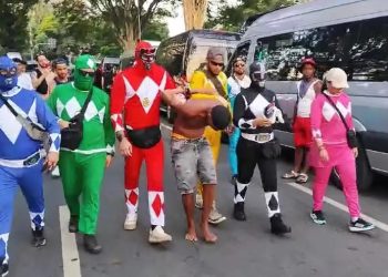 Polícia Civil usa fantasia de Power Rangers e pega ladrã0 no meio dos foliões no Carnaval