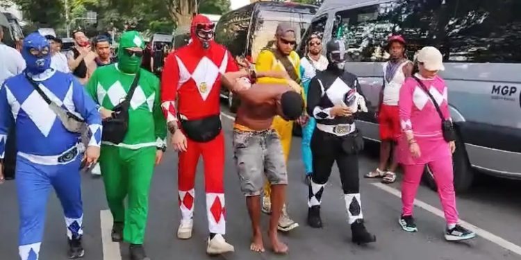 Polícia Civil usa fantasia de Power Rangers e pega ladrã0 no meio dos foliões no Carnaval