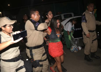 Mulher vai pres@ após m0rd3r foliões e até a polícia dentro de camarote no Carnaval