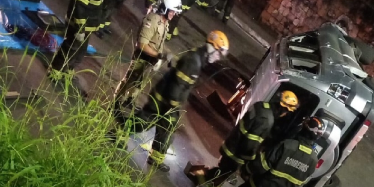 Veja: Jovem de 18 anos m0rr3 estr@ngulada no teto solar do carro em ac1dente em Manaus