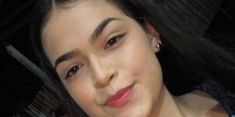 Vídeo: árvore cai em cima de família no Amazonas e mãe m0rre no hospital