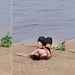 Vídeo forte: homem com tir0 no peito ag0niza e desmaia em canoa no Amazonas