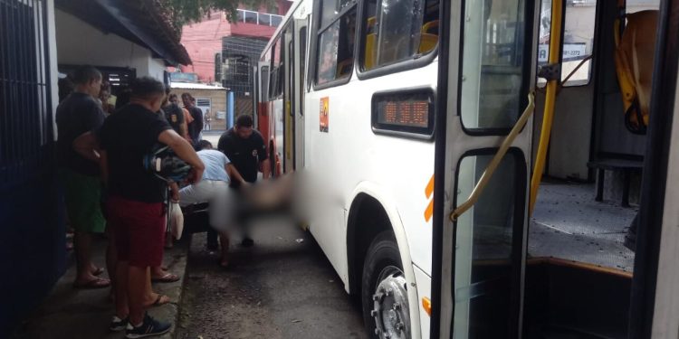 Dentro do ônibus, passageiro passa mal e m0rr3 a caminho do trabalho em Manaus