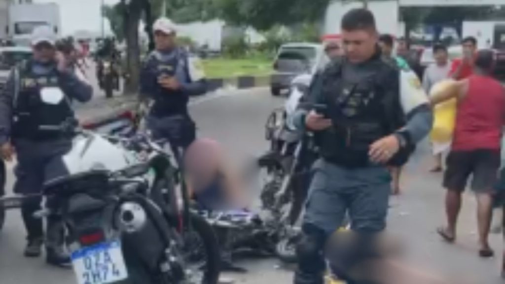 Motociclista foge de blitz e acaba sofrend0 ac1d3nte na ‘rua do Fuxico’; VÍDEOS