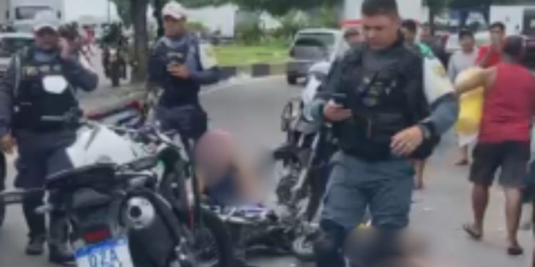 Motociclista foge de blitz e acaba sofrend0 ac1d3nte na ‘rua do Fuxico’; VÍDEOS