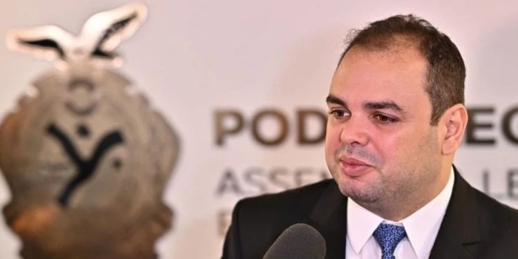 Roberto Cidade é mantido com presidente da Aleam após STF extingue ação contra eleição