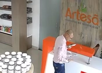 Câmera flagra homem furt4ndo celular de balcão de farmácia de manipulação em Manaus