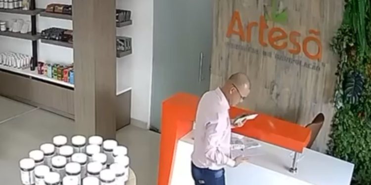 Câmera flagra homem furt4ndo celular de balcão de farmácia de manipulação em Manaus