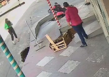 Cinegrafista de emissora em Manaus cai em cratera durante reportagem sobre buracos em Manaus; VÍDEO