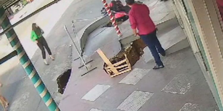 Cinegrafista de emissora em Manaus cai em cratera durante reportagem sobre buracos em Manaus; VÍDEO