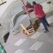 Cinegrafista de emissora em Manaus cai em cratera durante reportagem sobre buracos em Manaus; VÍDEO