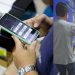 Polícia entra em shopping para prender jovem que tentou vender celular roubado em Manaus