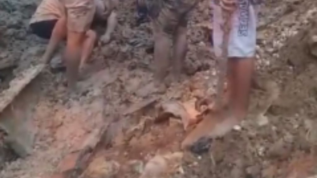 Vídeo: Chuva faz barranco ceder na comunidade Fazendinha; 6 pessoas estão desaparecidas