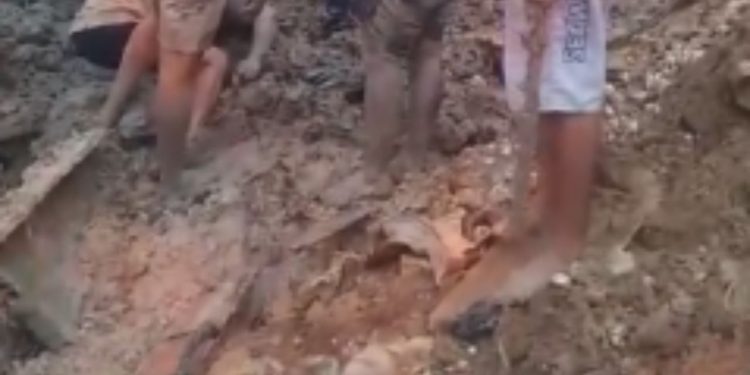Vídeo: Chuva faz barranco ceder na comunidade Fazendinha; 6 pessoas estão desaparecidas