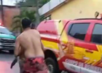 Morador é gravado tentando quebrar viatura dos bombeiros por atrapalhar no resgate de vítima de deslizamento