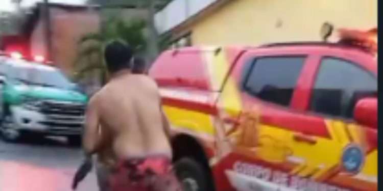 Morador é gravado tentando quebrar viatura dos bombeiros por atrapalhar no resgate de vítima de deslizamento
