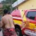 Morador é gravado tentando quebrar viatura dos bombeiros por atrapalhar no resgate de vítima de deslizamento