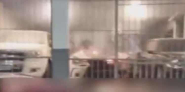 Concessionária de veículos no bairro Japiim é tomado pelo fogo; vídeo