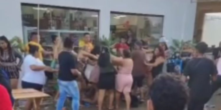 Vídeo: Homens e mulheres se agred1em em festa de aniversário de município no Amazonas