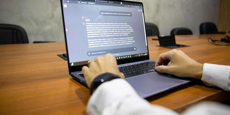 Chat Suframa: Projeto da UEA desenvolve tecnologia para simplificar acesso à legislação da Zona Franca