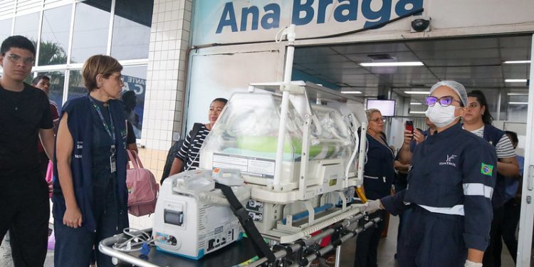 Gêmeas siamesas nascidas na maternidade Ana Braga passarão por cirurgia em hospital de referência