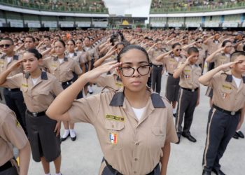 Mais de 2,5 mil alunos dos Colégios Militares da Polícia Militar recebem boina escolar em Manaus