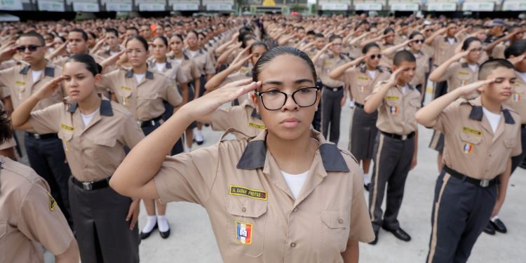 Mais de 2,5 mil alunos dos Colégios Militares da Polícia Militar recebem boina escolar em Manaus