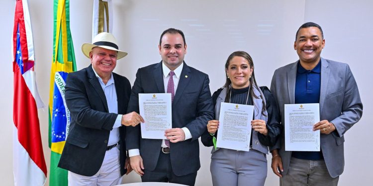 Presidente Roberto Cidade assina termo de cooperação com a Câmara de Borba para revisão da Lei Orgânica do município