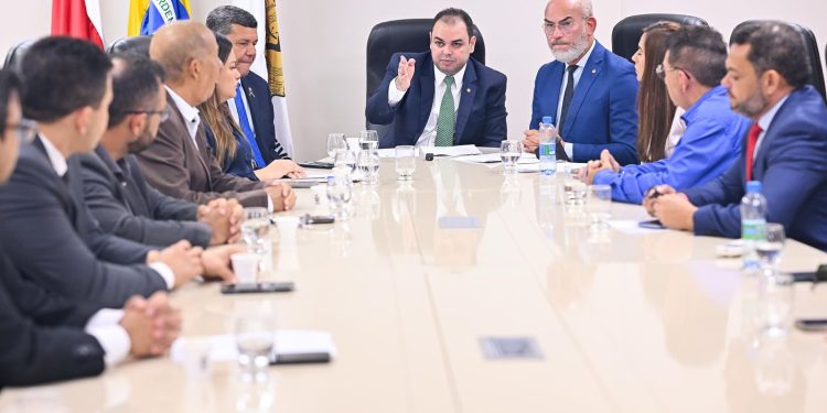 Roberto Cidade comanda votação que aprovou reajuste salarial a servidores da Assembleia Legislativa e profissionais das forças de segurança