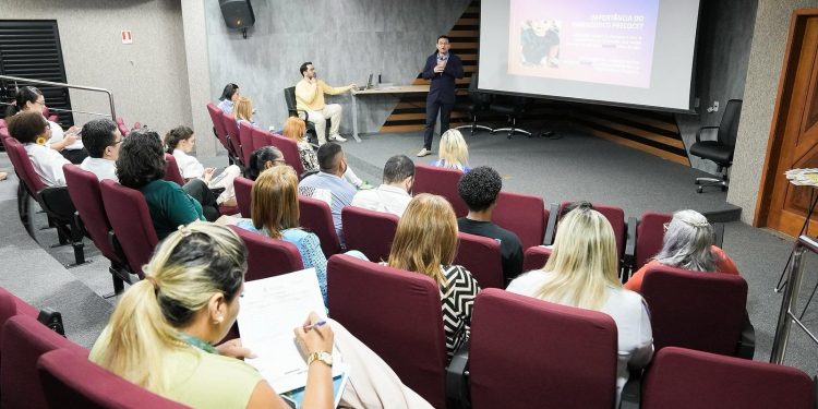 Servidores da CMM participam de palestra de conscientização ao Dia Nacional do Autismo