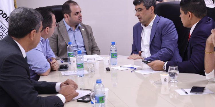 Em reunião liderada pelo presidente Roberto Cidade, superintendente do DNIT faz esclarecimentos sobre o andamento de obras em todo o Amazonas