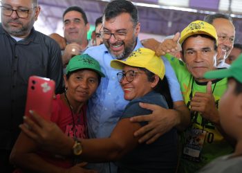 Governador Wilson Lima mostra força política em agenda que reuniu multidão em Manacapuru