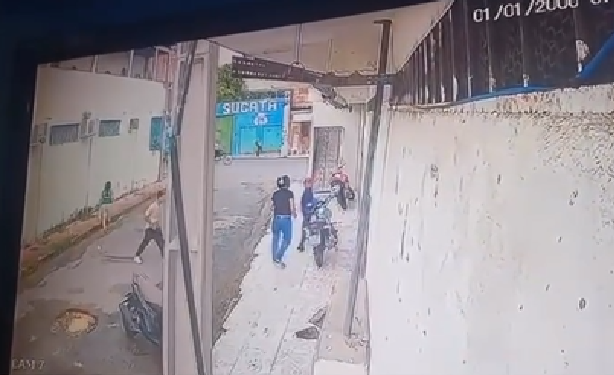 Vídeo: Lutador enfrenta dois assalt@nt3s que queriam r0ubar sua moto em Manaus
