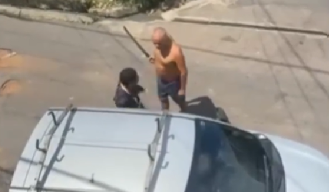 Morador mostra t3rçad0 para técnico da Vivo em Manaus: ‘Cale a boca’; veja