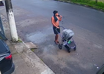 Vídeo: Homem é flagrado abandonando bebê em carrinho no meio da rua na Zona Sul de Manaus