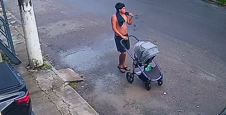 Vídeo: Homem é flagrado abandonando bebê em carrinho no meio da rua na Zona Sul de Manaus