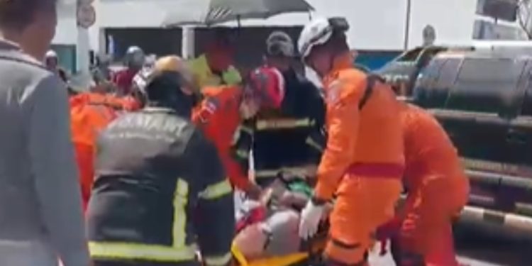 Carros fazem ‘sanduíche’ de motociclista e ele fica f3r1d0 na avenida Darcy Vargas