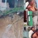 Vídeo: mulher chora ao assistir a sua casa desabar em Manaus: ‘Senhor, tenha misericórdia’ 