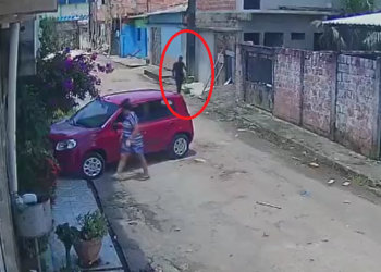 Vídeo: Mulher vai abrir portão para entrar com o carro e acaba tendo ele r0ubad0 em Manaus