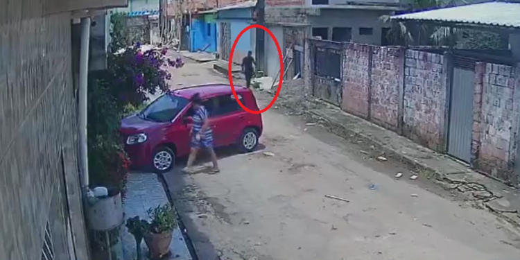 Vídeo: Mulher vai abrir portão para entrar com o carro e acaba tendo ele r0ubad0 em Manaus