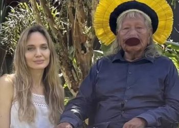 Angelina Jolie visita cacique Raoni no Mato Grosso em aldeia indígena